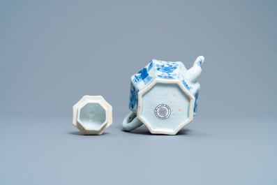 Une th&eacute;i&egrave;re couverte en porcelaine de Chine en bleu et blanc, Kangxi