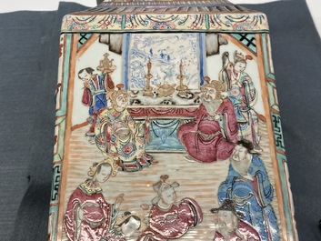 Een vierkante Chinese famille rose vaas, 19e eeuw