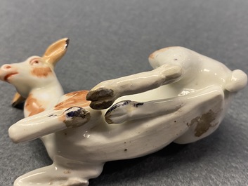 Deux mod&egrave;les de cerfs en porcelaine, probablement Chelsea, Angleterre, 18&egrave;me