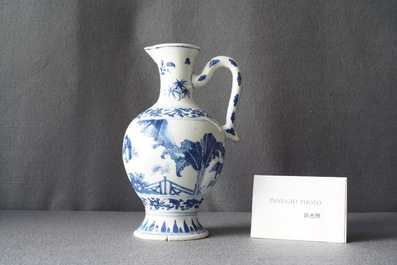 Une verseuse en porcelaine de Chine en bleu et blanc, &eacute;poque Transition