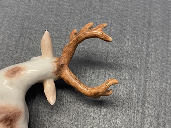 Deux mod&egrave;les de cerfs en porcelaine, probablement Chelsea, Angleterre, 18&egrave;me
