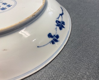 Een Chinees blauw-wit bord met onsterfelijken, Yongzheng merk en periode