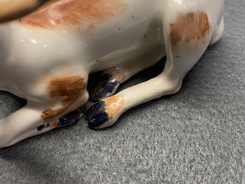Deux mod&egrave;les de cerfs en porcelaine, probablement Chelsea, Angleterre, 18&egrave;me