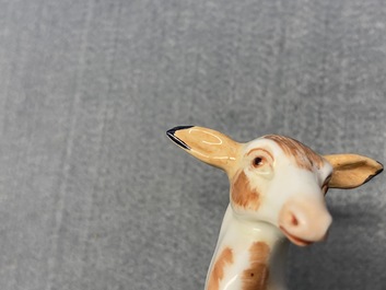 Deux mod&egrave;les de cerfs en porcelaine, probablement Chelsea, Angleterre, 18&egrave;me