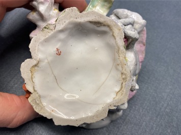 Deux salerons en forme de coquillages en porcelaine de Chelsea, Angleterre, 18&egrave;me