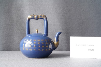 Een Chinese monochrome blauwe theepot met verguld decor, Qianlong merk en periode