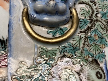 Een vierkante Chinese famille rose vaas, 19e eeuw