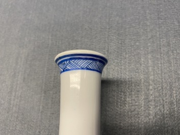 Un vase de forme bouteille en porcelaine de Chine en bleu et blanc, Kangxi