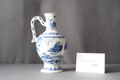 Une verseuse en porcelaine de Chine en bleu et blanc, &eacute;poque Transition
