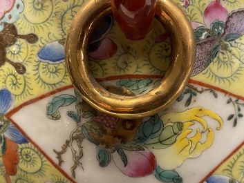 Une paire de vases en porcelaine de Chine famille rose, marque de Qianlong, R&eacute;publique