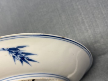 Een Chinees blauw-wit en koperrood bord met floraal decor, Kangxi