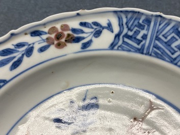 Une coupe en porcelaine de Chine en bleu, blanc et rouge de cuivre, marque de Chenghua, Kangxi