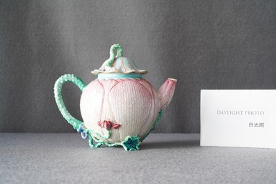 Une th&eacute;i&egrave;re couverte en porcelaine de Chine famille rose en forme de lotus, Yongzheng