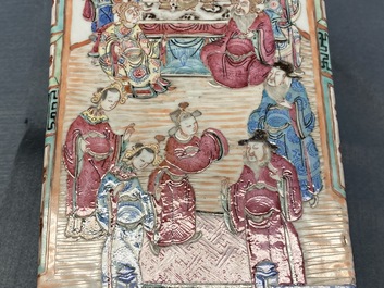 Een vierkante Chinese famille rose vaas, 19e eeuw