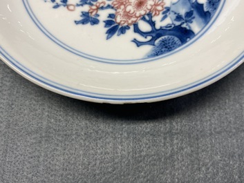 Een Chinees blauw-wit en koperrood bord met floraal decor, Kangxi