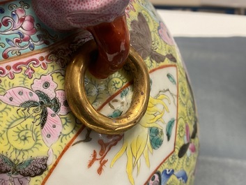Une paire de vases en porcelaine de Chine famille rose, marque de Qianlong, R&eacute;publique