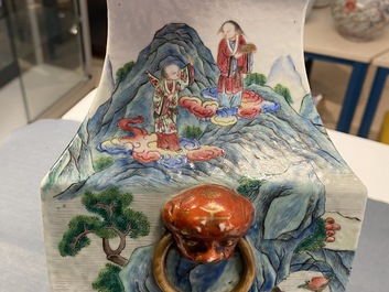 Een vierkante Chinese famille rose vaas met onsterfelijken, 19e eeuw