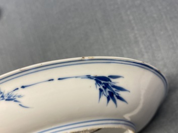 Een Chinees blauw-wit en koperrood bord met floraal decor, Kangxi