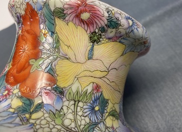 Een Chinese famille rose millefleurs vaas met grisaille landschapspanelen, Qianlong merk, Republiek