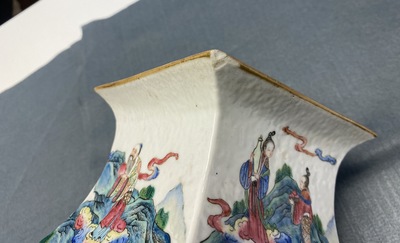Een vierkante Chinese famille rose vaas met onsterfelijken, 19e eeuw