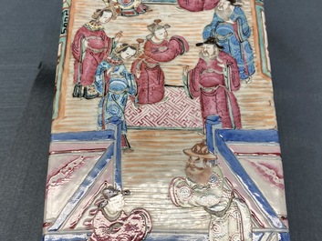 Een vierkante Chinese famille rose vaas, 19e eeuw