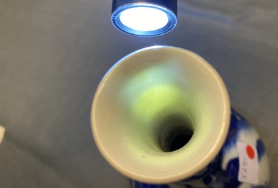 Un vase de forme bouteille en porcelaine de Chine en bleu et blanc, Kangxi