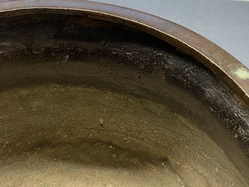 Un grand r&eacute;cipient de type 'Gui' en bronze sur socle en bois, Chine, Yuan
