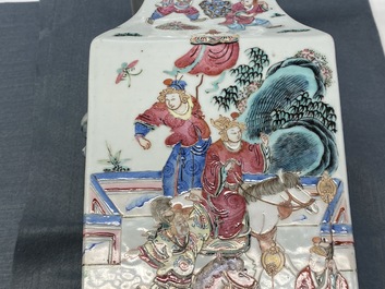 Een vierkante Chinese famille rose vaas, 19e eeuw