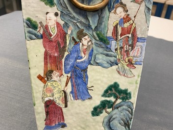Een vierkante Chinese famille rose vaas met onsterfelijken, 19e eeuw