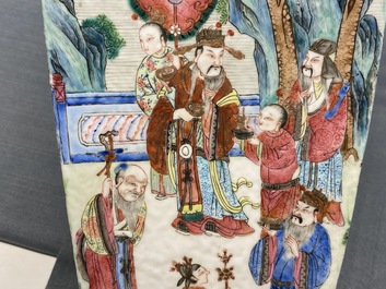 Een vierkante Chinese famille rose vaas met onsterfelijken, 19e eeuw