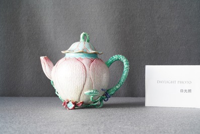 Une th&eacute;i&egrave;re couverte en porcelaine de Chine famille rose en forme de lotus, Yongzheng