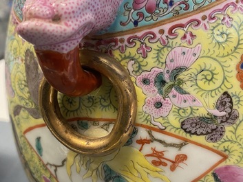 Une paire de vases en porcelaine de Chine famille rose, marque de Qianlong, R&eacute;publique