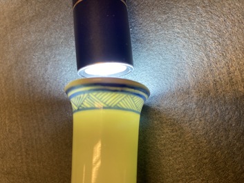Un vase de forme bouteille en porcelaine de Chine en bleu et blanc, Kangxi