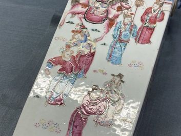 Een vierkante Chinese famille rose vaas, 19e eeuw