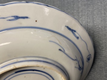 Une coupe en porcelaine de Chine en bleu, blanc et rouge de cuivre, marque de Chenghua, Kangxi