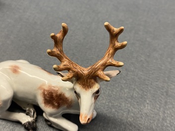 Deux mod&egrave;les de cerfs en porcelaine, probablement Chelsea, Angleterre, 18&egrave;me