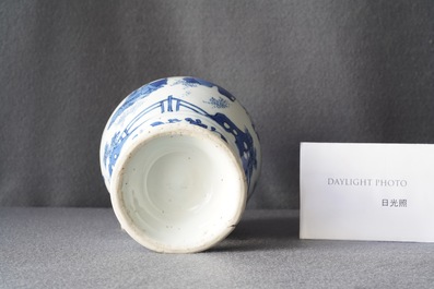 Une verseuse en porcelaine de Chine en bleu et blanc, &eacute;poque Transition
