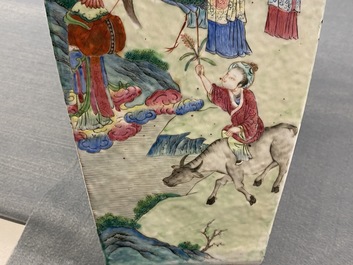 Een vierkante Chinese famille rose vaas met onsterfelijken, 19e eeuw