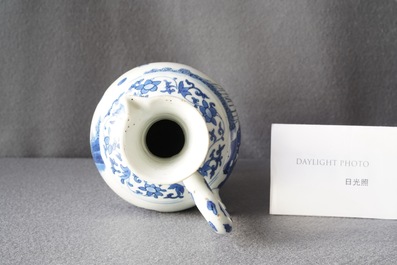 Une verseuse en porcelaine de Chine en bleu et blanc, &eacute;poque Transition