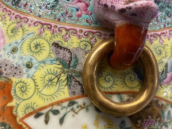 Une paire de vases en porcelaine de Chine famille rose, marque de Qianlong, R&eacute;publique