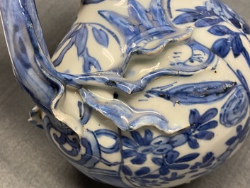 Un kendi en porcelaine de Chine en bleu et blanc en forme de grenade, Wanli