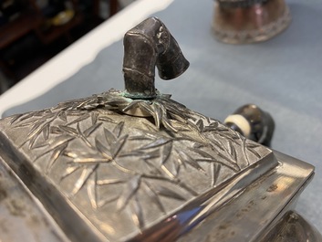 Een grote Chinese zilveren theepot met deksel, 19e eeuw