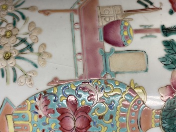 Un vase en porcelaine de Chine famille rose et un en rouge de fer, 19/20&egrave;me