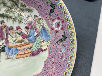 Een Chinese famille rose schotel, Qianlong merk, Republiek