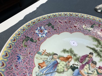 Een Chinese famille rose schotel, Qianlong merk, Republiek