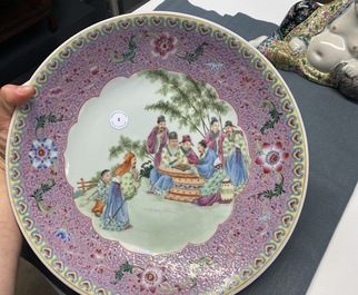 Een Chinese famille rose schotel, Qianlong merk, Republiek