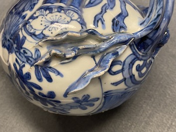 Un kendi en porcelaine de Chine en bleu et blanc en forme de grenade, Wanli