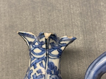 Un kendi en porcelaine de Chine en bleu et blanc en forme de grenade, Wanli