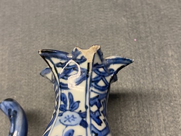 Un kendi en porcelaine de Chine en bleu et blanc en forme de grenade, Wanli