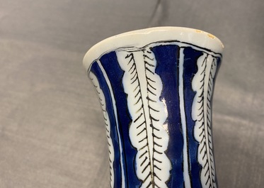 Een uitzonderlijk paar polychrome Delftse chinoiserie vazen met een draak en vogels in een bloementuin, 17e eeuw